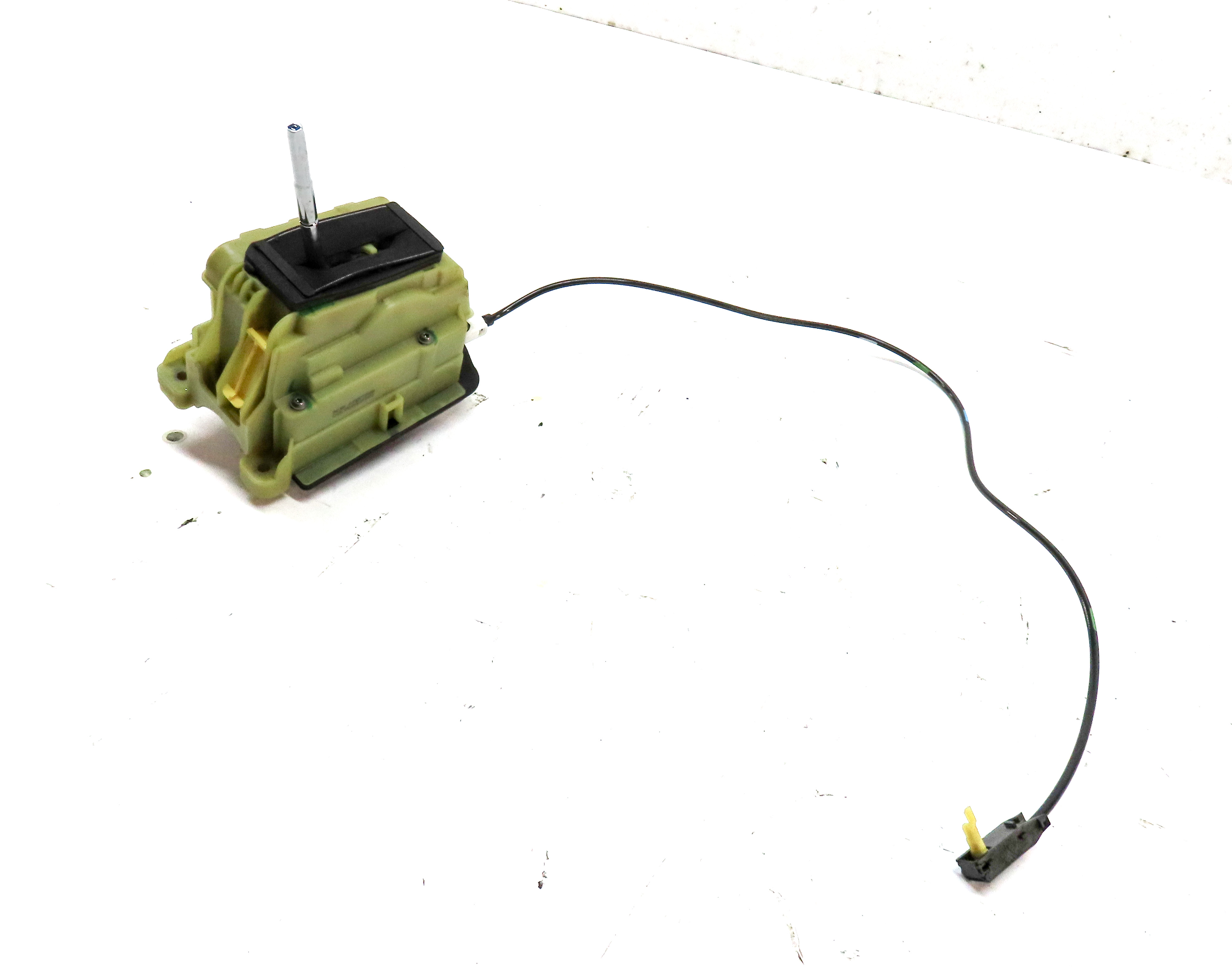 2012 MERCEDES C300 (W204) AUTO AUTOMATIC SHIFTER SHIFT ASSEMBLY w/ CABLE — exact item pictured